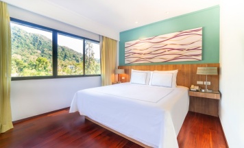 Двухместный люкс с террасой c 1 комнатой двуспальная кровать в Отель Radisson Resort and Suites Phuket