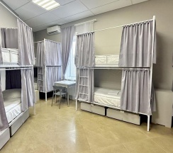 Кровать в 10-местном общем мужском номере в Sova