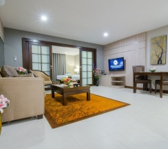 Люкс Deluxe с 2 комнатами с балконом и с видом на город в Grand Asoke Suites Boutique Residence