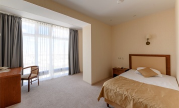 ОДНОМЕСТНЫЙ НОМЕР С ПАНОРАМНЫМ ОКНОМ (SNGL KOMFORT PANORAMA 21/22 этаж) в Gala Hotel