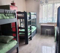 Кровать в общем номере с красивым видом из окна в Петровский