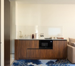 Двухкомнатные апартаменты люкс с балконом и видом на город для 6 гостей в V Hotel&Rooftop lounge