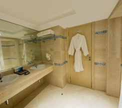 Двухместный полулюкс двуспальная кровать в Sunrise Crystal Bay Resort