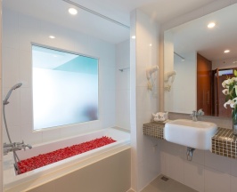 Двухместный номер Deluxe с видом на бассейн двуспальная кровать в Chanalai Flora Resort, Kata Beach
