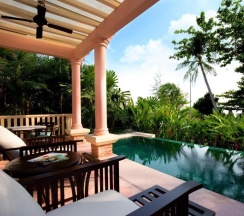 Двухместная вилла c 1 комнатой с балконом двуспальная кровать в Отель Centara Grand Beach Resort Phuket