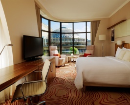 Бизнес Люкс с 1 кроватью «King size» с панорамным видом на театр в Grand Autograph Hotel Novosibirsk