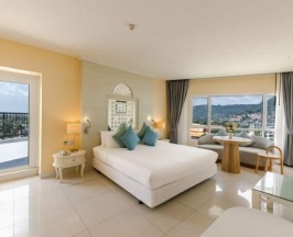 Люкс Embrace с 2 комнатами с балконом в Andaman Embrace Patong