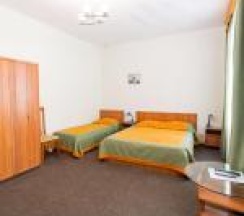 Номер комфорт с 1 односпальной и 1 двуспальной кроватью в Валенсия