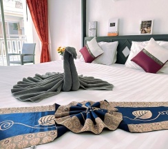Двухместный номер Superior с балконом двуспальная кровать в Hotel Baya Patong