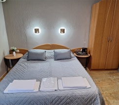 «КОМФОРТ ПЛЮС 3» С ТЕРРАСОЙ ЧЕТЫРЕХМЕСТНЫЙ НОМЕР ДВУСПАЛЬНОЙ КРОВАТЬЮ И ДИВАНОМ в Цитрус