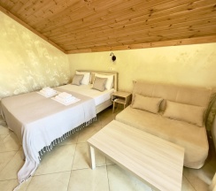 Двухместный номер Superior с балконом и с частичным видом на море двуспальная кровать в Green line