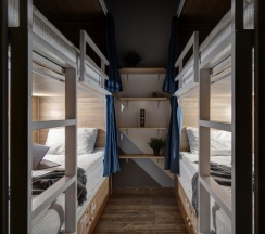 Общий 10-и местный номер с большими шкафами в Roomy Hostel