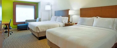 Двухместный номер Standard с видом на бассейн 2 отдельные кровати в Holiday Inn Express & Suites Austin Downtown - University, an IHG Hotel