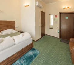 Двухместный Стандартный номер с двуспальной кроватью и дополнительным местом в Алмаз