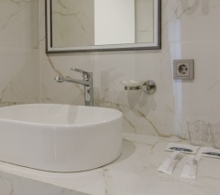 Двухместный номер Стандарт Мансарда с балконом двуспальная кровать в Афалина