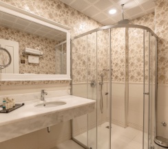 Двухместный номер Deluxe с видом на море двуспальная кровать в Отель Seven Hills Palace