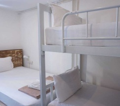 Кровать в общем номере в Frog House Bed & Breakfast
