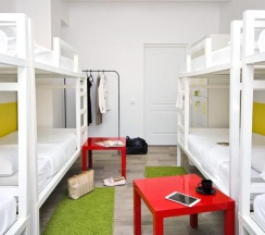 Кровать в 8-местном общем женском номере в Maxi House
