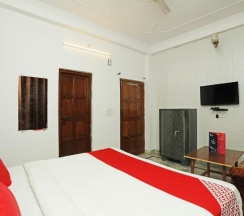 Двухместный номер Standard двуспальная кровать в OYO 14185 Laxmi Yellow Guest House