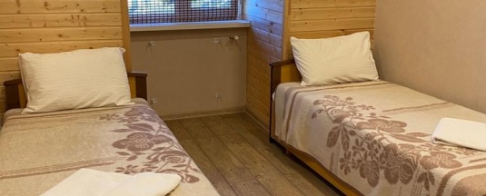Стандартный семейный номер с 1 двуспальной и 2 односпальными кроватями в Волгоград
