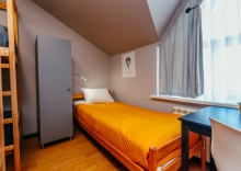 Кровать в общем 8-местном номере для женщин в Ле Мон