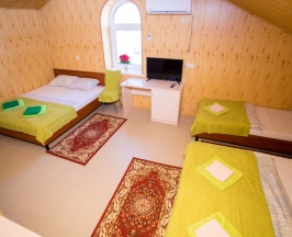 Стандартный четырехместный номер в Rose manor