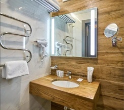 Двухуровневый люкс в Wood House