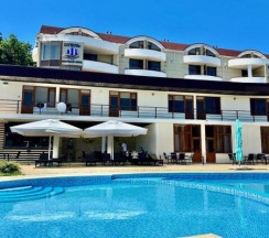 Трехместный номер с 3 односпальными кроватями с видом на бассейн в Морской клуб