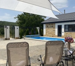 Коттедж с 3 комнатами с красивым видом из окна в Дом у реки