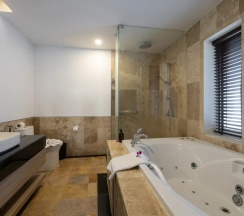 Люкс New с джакузи на крыше с 3 комнатами в Phunawa Resort