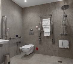 Стандартный номер для маломобильных групп населения с видом на реку c двуспальной кроватью в Cosmos Omsk Hotel