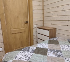 Двухместный коттедж с видом на озеро двуспальная кровать в Гостевой дом 