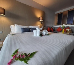 Двухместный номер Deluxe с видом на море двуспальная кровать в The Yama Hotel Phuket