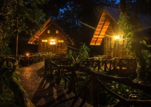 Двухместный Tree House с видом на сад двуспальная кровать в Art's Riverview Lodge