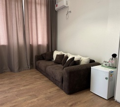 Двухкомнатный номер Люкс на трех-четырех гостей с балконом видом на море (корпус Б) в Оптимист