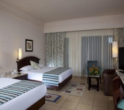 Двухместный номер Deluxe с видом на бассейн 2 отдельные кровати в Coral Beach Resort