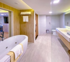 Четырёхместный люкс Family с 2 комнатами в Phuket Graceland Resort And Spa