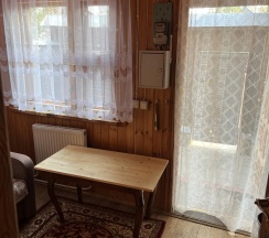 Коттедж с 1 двуспальной кроватью и 1 двухъярусной кроватью в Монастырская изба