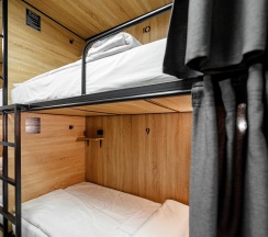 Кровать в мужском 4-местном номере (удобства на этаже) в Sleep box