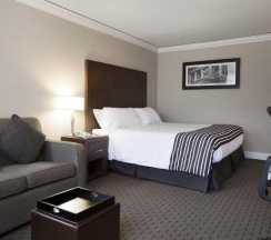 Двухместный люкс двуспальная кровать в Sandman Hotel Vancouver Downtown