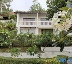 Двухместный номер Standard с видом на бассейн двуспальная кровать в On The Hill Karon Resort