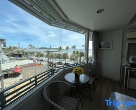 Двухместный номер Deluxe с частичным видом на море 2 отдельные кровати в The Beach Front Resort Pattaya  - SHA Plus
