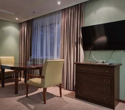 Номер "Делюкс" четырёхместный с двумя двуспальными кроватями в Brut hotel