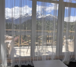 Люкс с балконом и c панорамным видом на горы в Шатун