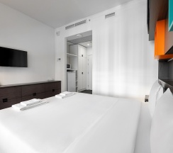 Стандарт с большой кроватью для маломобильных гостей в Delta Sirius