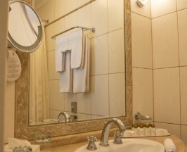 Номер 1-ой категории с видом на холм без балкона, первый этаж ( 1 кровать) в Grand Palace