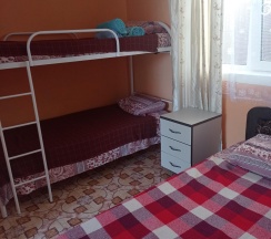 Комната стандарт с двуспальной и двухъярусной кроватями в SunnyHouse