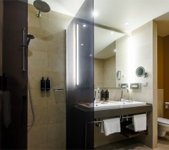 Номер Privilege Suite c большой двуспальной кроватью в МЕРКЮР ТЮМЕНЬ ЦЕНТР