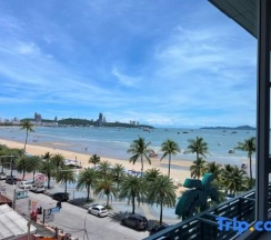 Трёхместный люкс с частичным видом на море в The Beach Front Resort Pattaya  - SHA Plus
