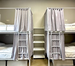 Кровать в 8-местном общем женском номере в Sova